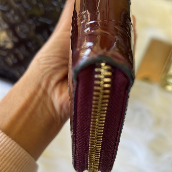 Louis Vuitton Round Zipper Vernis - Picture 10 of 13